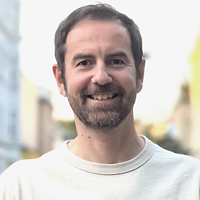 Michael Schmid, Porträt auf einer Straße in Wien.