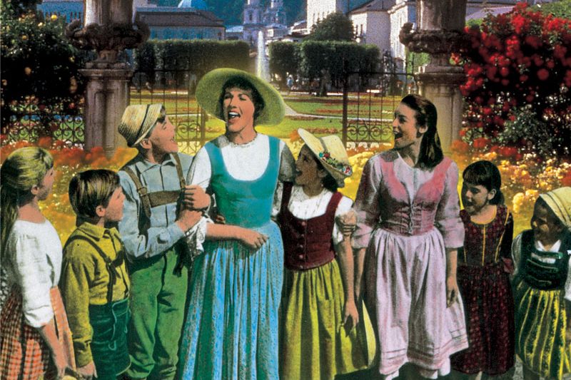 Szene aus „The Sound of Music“: Maria im Dirndl mit den Kindern der Familie Trapp im Mirabellgarten in Salzburg.